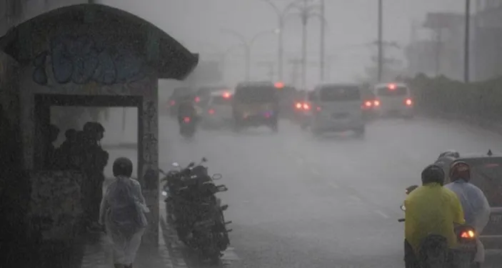 Jakarta Diguyur Hujan Semalaman, Polisi Imbau Pengendara Motor Tak Pakai Ponco