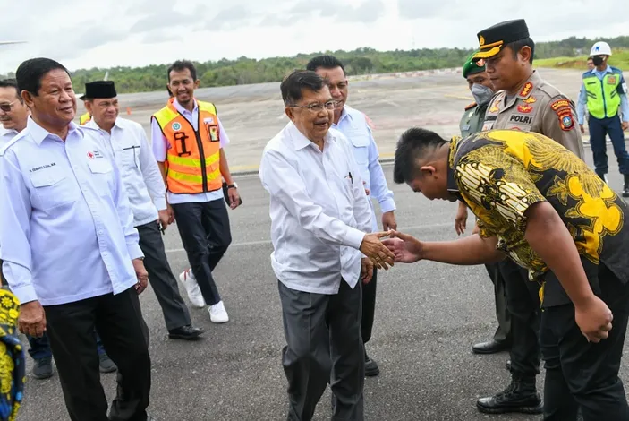 Jusuf Kalla Lantik Pengurus PMI Kepri 2022-2027 Di Gedung Daerah ...