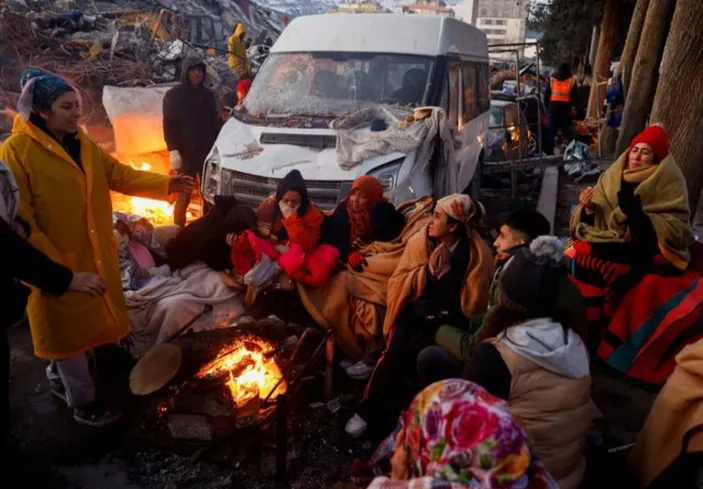 Korban Gempa Turki Keluhkan Lambatnya Kedatangan Tim Penyelamat dan Bantuan