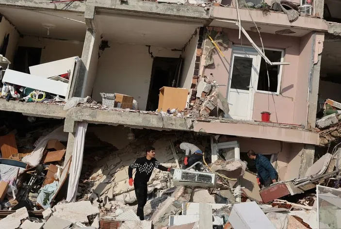 Penduduk Turki dan Suriah Mengeluhkan Operasi Penyelamatan yang Dinilai Lamban