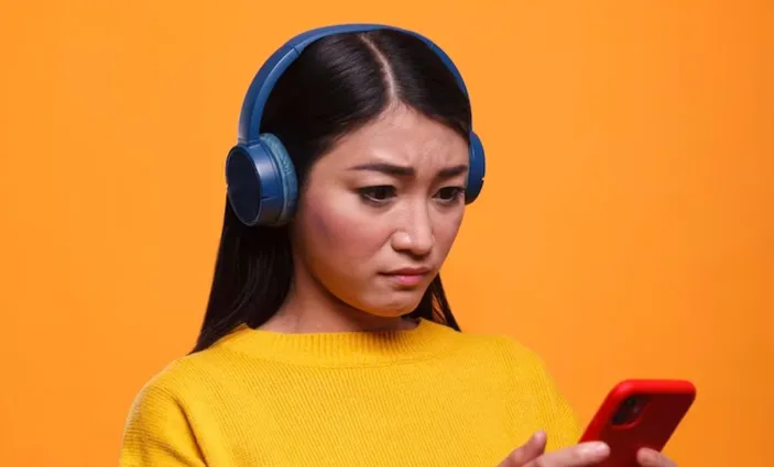 5 Dampak Buruk Terlalu Lama Dengarkan Musik Pakai Headphone