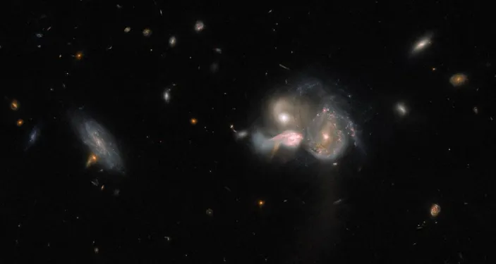 Teleskop Hubble Milik NASA Deteksi Tiga Galaksi Akan Bertabrakan, Simak Penjelasannya