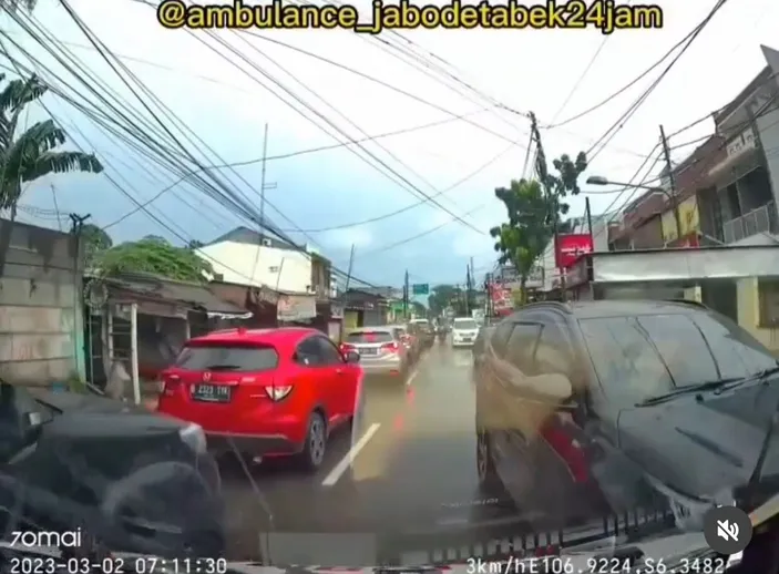 Viral Video Laju Ambulans Dihalangi Pengemudi Wanita, Netizen: Bawa Mobil Jangan Cuma Tahu Gas Rem!