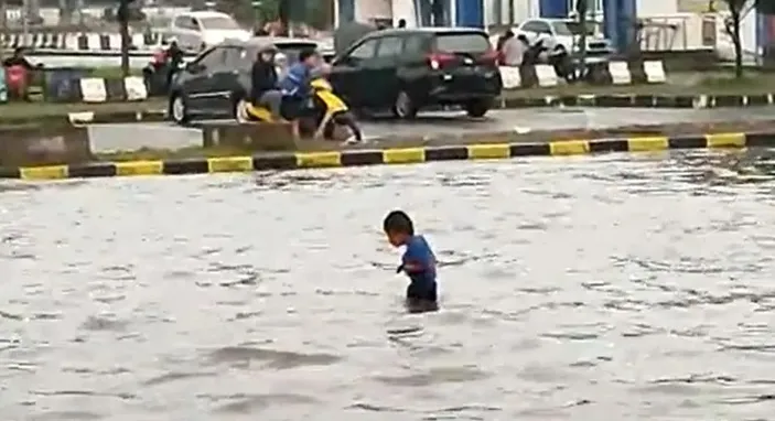 Banjir Dan Longsor Landa Sukabumi, Memutus Jembatan Sukawarna Di ...