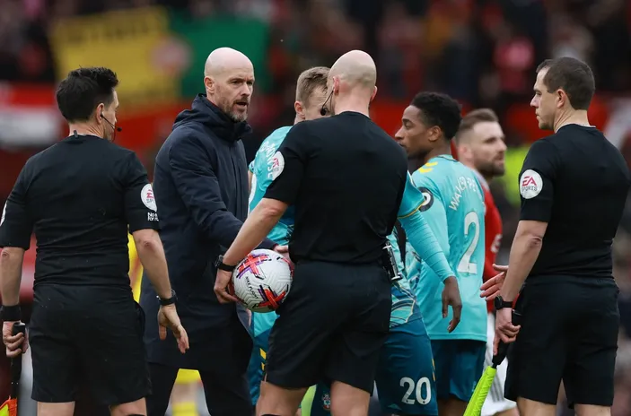 Casemiro Diganjar Kartu Merah, Erik Ten Hag Pertanyakan Kinerja Wasit ...