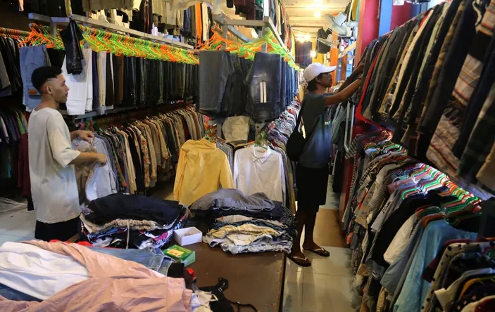 Rekomendasi 11 Tempat Thrifting Di Bandung, Surganya Barang Murah ...