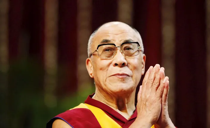 Dalai Lama Minta Maaf Setelah Minta Bocah Sedot Lidahnya