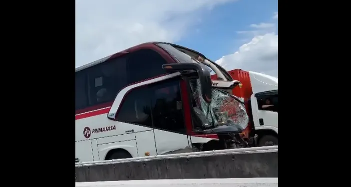 Kecelakaan Di Jalan Tol Purbaleunyi Arah Jakarta: Truk Terguling, Bus ...