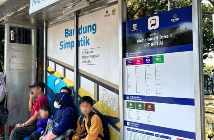 Photo of a bus shelter with some passengers at PT INTI, Tegallega