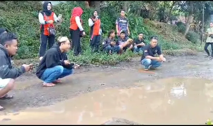 Viral Aksi Protes Warga Mekarmukti Garut Tanam Pohon Dan Mancing Ikan ...