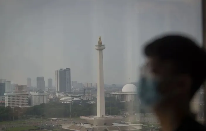 Polusi Udara Mencekik DKI Jakarta, Jokowi Dorong Sistem Kerja Hibrida WFO-WFH