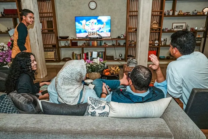 Anies Baswedan Bagikan Momen Nonton One Piece, Netizen: Semangat Lawan Big Mom, Pak!