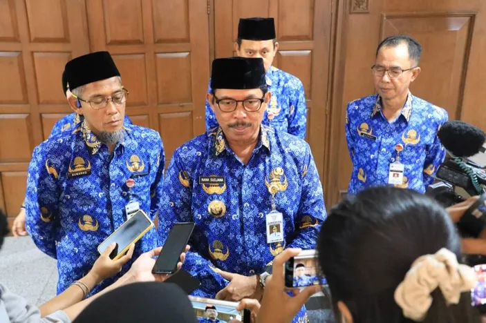 Pj Gubernur Nana Sudjana Umumkan UMK Jateng 2024, UMK Kota Semarang ...