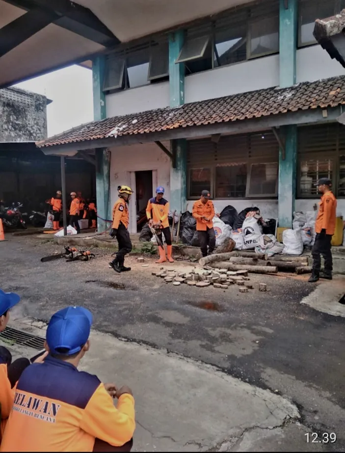 Ironis, Di Tengah Hujan Yang Terus Mengguyur Kota Tasik, Status Siaga ...