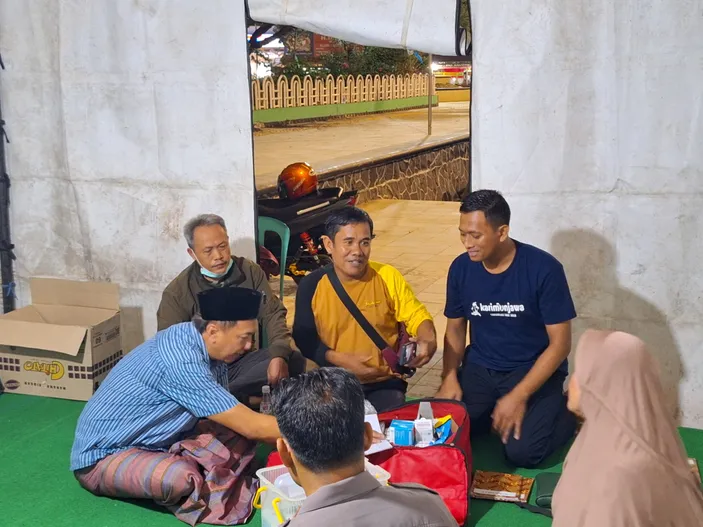 Pj Bupati Brebes Santai Bersarung Saat Tilik Posko Nataru Di Alun-alun ...