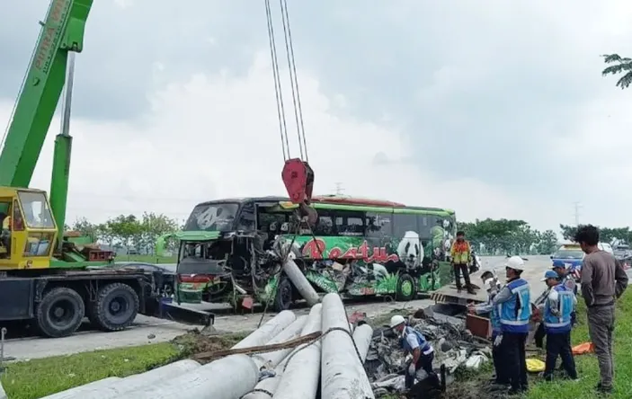 Kecelakaan Maut Rombongan Bus Guru SMP Charis Malang Di Tol Ngawi, Dua ...