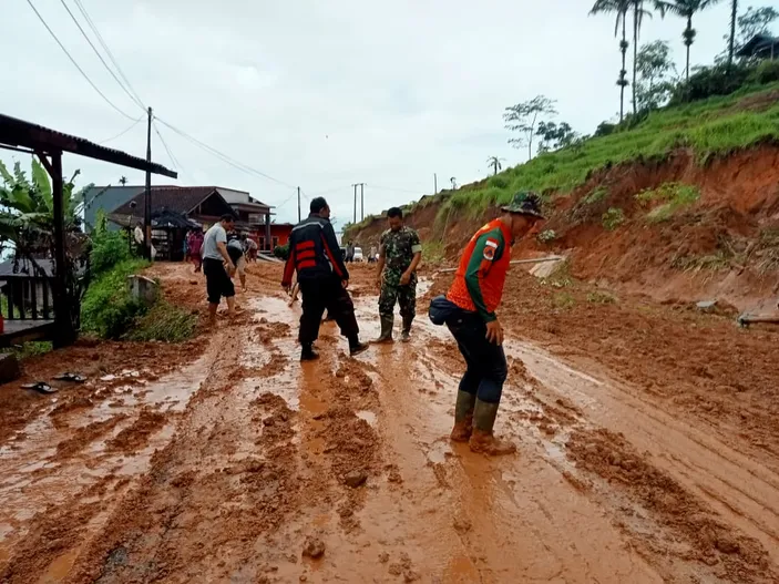 Update Bencana Alam Tanah Longsor Tutup Jalan Raya Di Garut Dan Merusak Rumah Warga Pikiran 7189