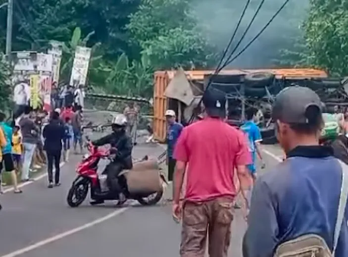 Sebuah video yang menunjukkan truk tambang terguling di tanjakan Cibokor, Jalan Panjaungan, Kecamatan Leuwisadeng, Bogor viral di medsos.