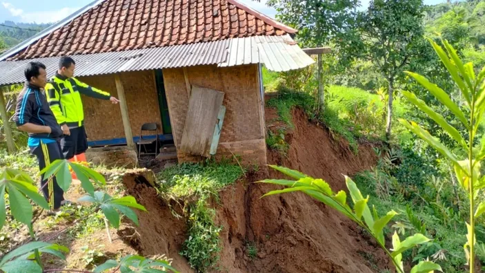 Pergeseran Tanah Dan Longsor Di Banjarwangi, 13 Jiwa Diungsikan - Kabar ...