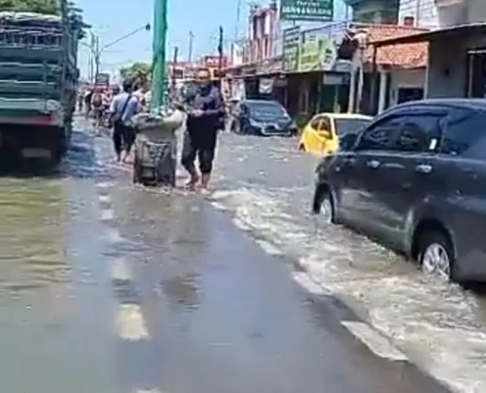 Tanggul Sungai Jebol Akibatkan Banjir Demak Dan Lumpuhkan Jalur Pantura ...