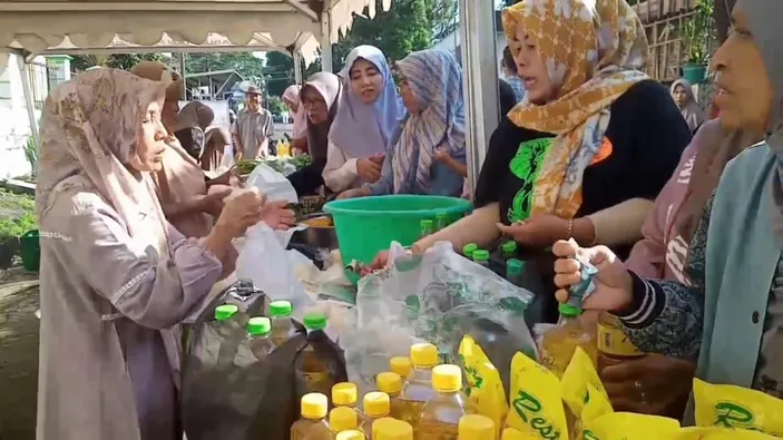 Warga Kabupaten Pandeglang Berburu Pangan Murah di DPKP Pandeglang
