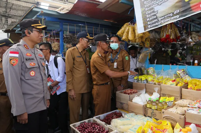 Kapolres Natuna Bersama Satgas Pangan, Cek Pasar Dan Bulog, Stok Bahan ...