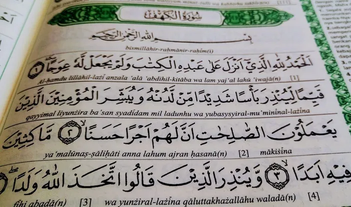 Teks Surat Al Kahfi Versi Bahasa Arab Latin Beserta Artinya Bisa