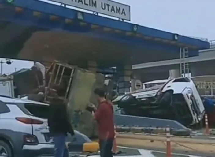 Kecelakaan Hari Ini Di Jakarta, Terjadi Di Gerbang Tol Halim, Tabrakan ...