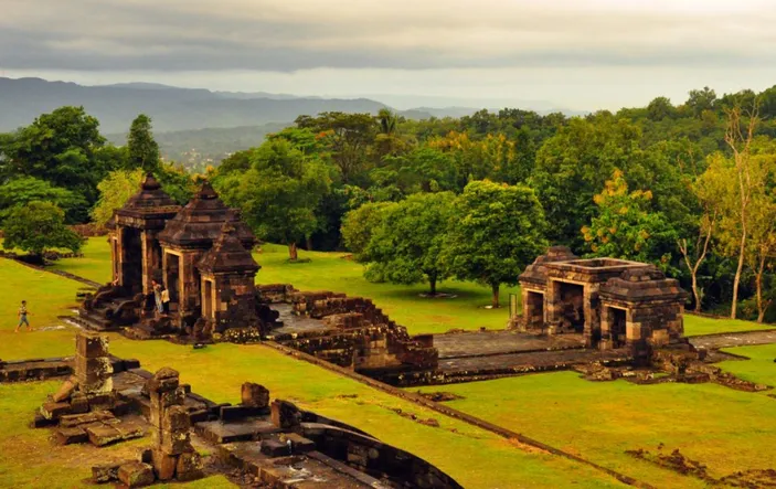 Libur Lebaran Enaknya Ke Mana? Nikmati Keindahan Sunset di Candi Ratu ...