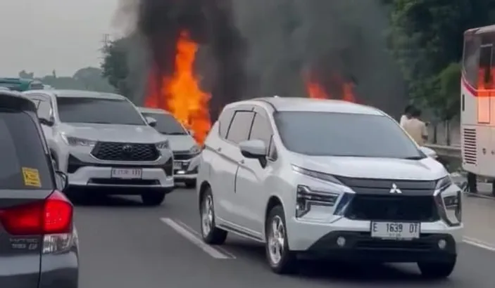 KRONOLOGI Kecelakaan Maut Di Tol Cikampek KM 58 Hari Ini, 12 Orang ...