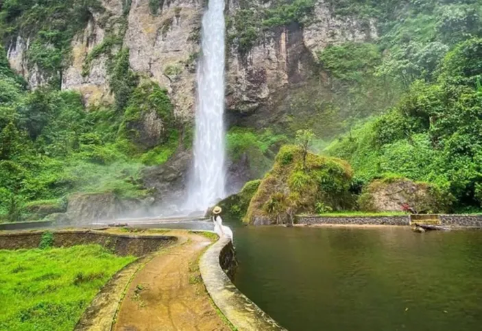 Pesona Wisata Curug Ngebul Di Cianjur Berendam Di Air Segar Sambil