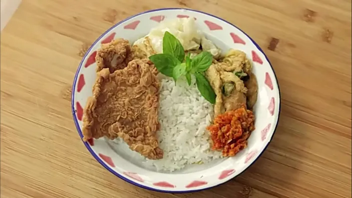 Lima Ribuan! Resep Nasi Kulit Krispi Sambel Gledek Ala Chef Devina ...