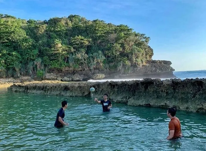 Pantai Batu Bengkung di Malang: Berenang di Kolam Alami, Sambil ...