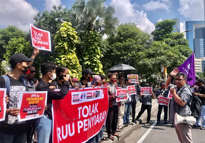 Aksi Tolak Revisi RUU Penyiaran Di Surabaya: Kebebasan Pers Terancam ...