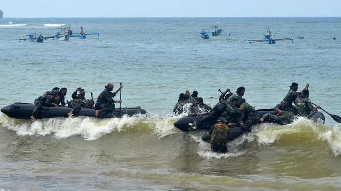 Prajurit Yonif 5 Marinir Asah Kemampuan Tempur Di Pantai Tamban