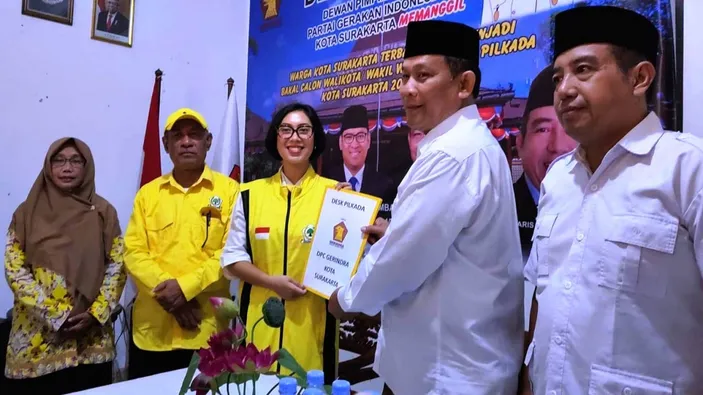 Pilkada Solo: Putri Politisi Golkar Akbar Tandjung Ambil Formulir ...