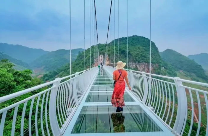 Wisata Adrenalin Glass Bridge Gianyar Bali, Jembatan Kaca Terpanjang Di ...