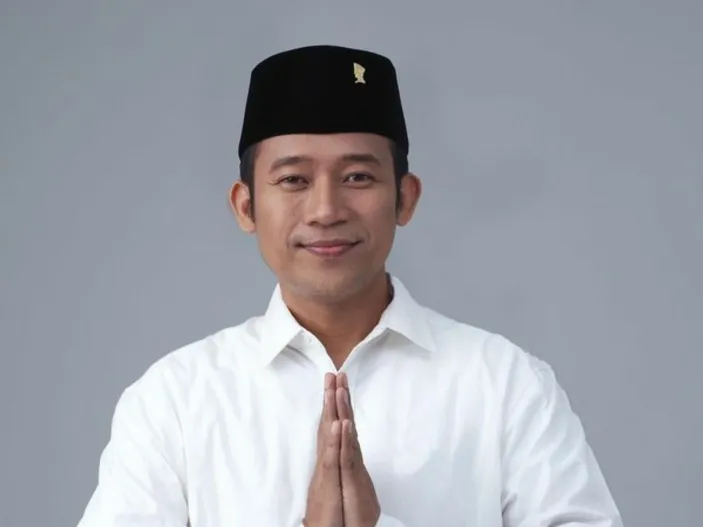 Profil Dan Biodata Denny Cagur Yang Resmi Dilantik Jadi Anggota DPR RI ...