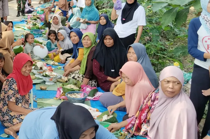 Syukuran, Warga Desa Jembangan Kebumen Gelar Kenduri Di Jalan Baru Yang ...