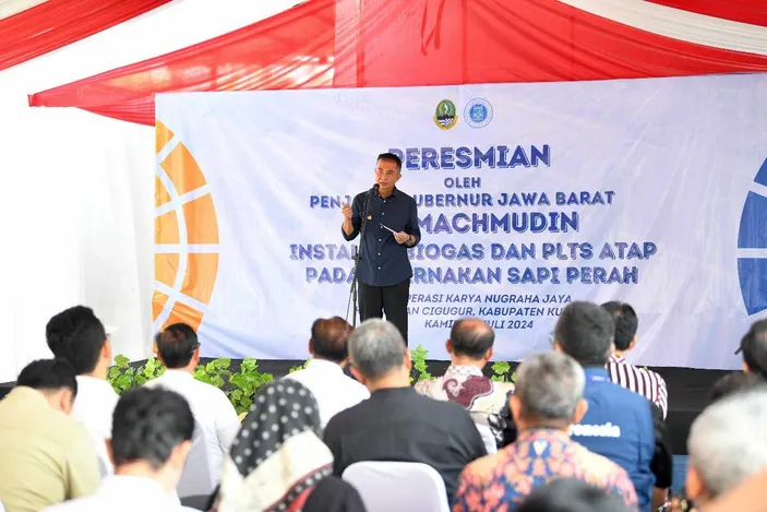 Bey Machmudin Resmikan PLTS - Biogas Kabupaten Kuningan - Metro Jabar