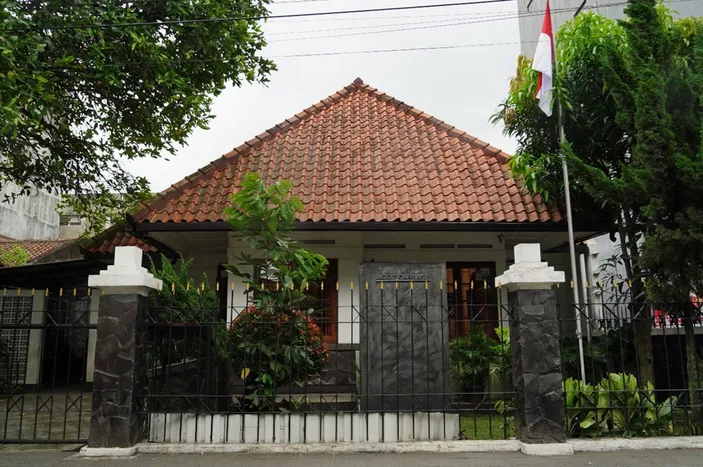 Rumah Bersejarah Inggit Garnasih Di Bandung, Napak Tilas Kemerdekaan ...