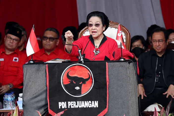 Ketua Umum DPP PDI Perjuangan Megawati Soekarnoputri menyampaikan arahan saat menjadi inspektur upacara peringatan HUT ke-79 Kemerdekaan RI di halaman Masjid At-Taufiq, Sekolah Partai PDIP, Lenteng Agung, Jakarta, Sabtu (17/8/2024). Peringatan HUT ke-79 Kemerdekaan RI oleh PDI Perjuangan yang kembali dihadiri Megawati Soekarnoputri setelah sembilan tahun absen itu diikuti pengurus, kader dan satuan tugas partai.