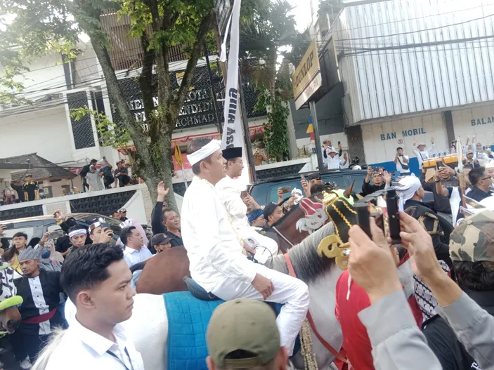 Dedi Mulyadi Dan Erwan Setiawan Paslon Pertama Daftar Ke KPU Untuk ...