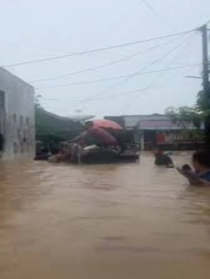 Ketinggian Banjir di Tembesi Tower Batam Sedada Orang Dewasa, Masjid ...