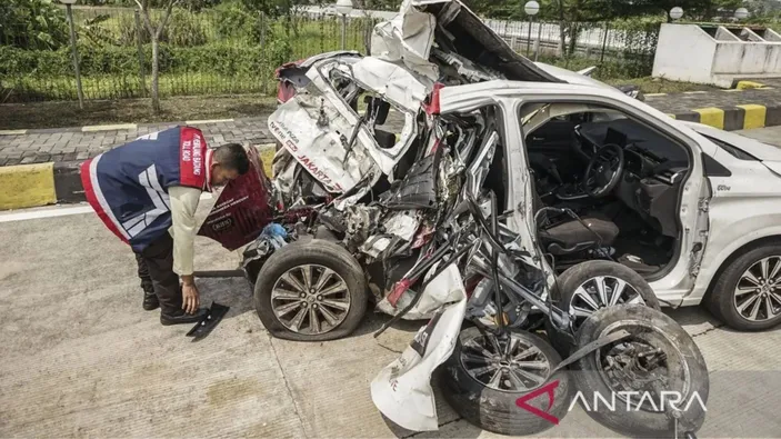 3 Kru TVOne Meninggal Kecelakaan Di Tol Pemalang Usai Mobilnya ...