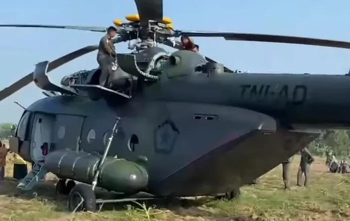 Helikopter TNI AD Mendarat Darurat Di Area Sawah Milik Warga Desa Di ...