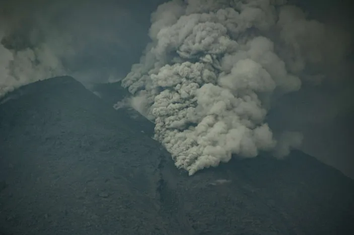 Erupsi Gunung Lewotobi Laki-laki Kembali Mengganas - Derana NTT