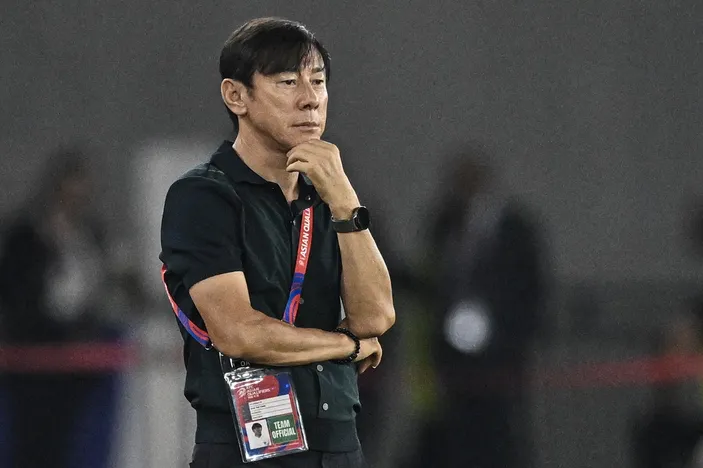 Pelatih Timnas Indonesia Shin Tae Yong mengamati permainan anak asuhnya saat melawan Timnas Arab Saudi pada pertandingan Grup C putaran ketiga Kualifikasi Piala Dunia 2026 Zona Asia di Stadion Utama Gelora Bung Karno, Senayan, Jakarta, Selasa (19/11/2024). 