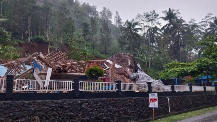 Batu Longsor Timpa Rumah, 4 Orang Penghuni Terjebak. Ini Kronologi ...