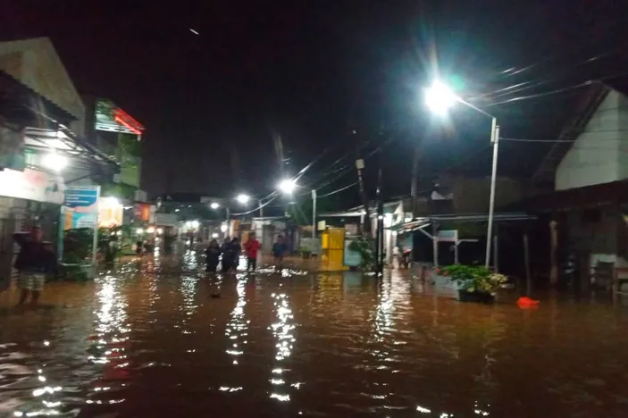 Hujan Deras Picu Banjir Besar Di Ponorogo Setono Dan Singosaren Lumpuh